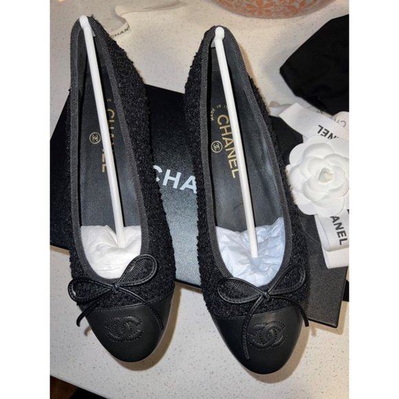 CHANEL Shoes - Chanel Tweed & Calfskin Ballet Flats - Sz 40 (US 8.5/9)